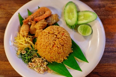 ข้าวผัดต้มยำแห้งซีฟู้ดทอด