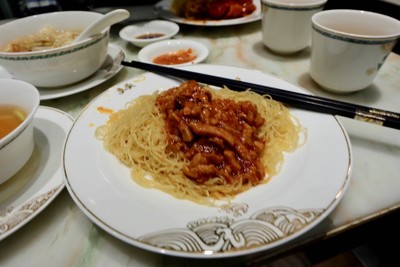 บะหมี่แห้งหมูซอสพิเศษทางร้าน