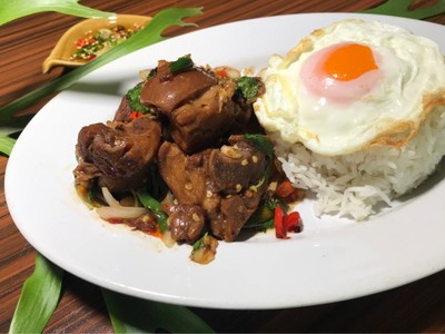 ขาหมูกระเพราราดข้าว