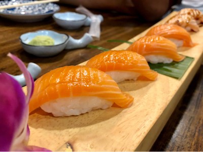 SALMON NIGIRI