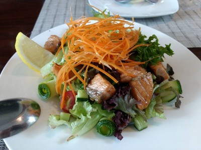 สลัดปลาแซลมอนย่าง