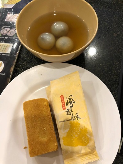 ของหวาน บัวลอยงาดำน้ำขิง- เค้กสัปปะรด