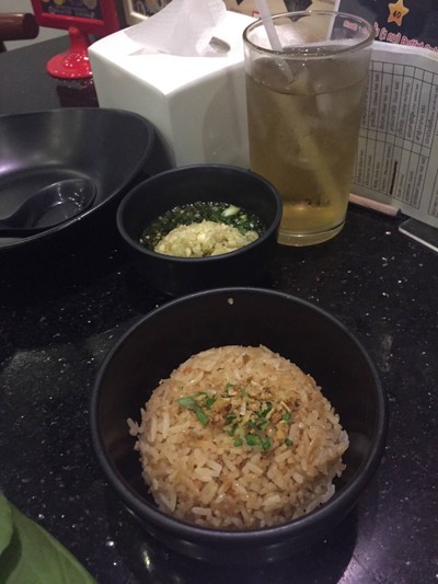 ข้าวกระเทียม น้ำจิ้ม