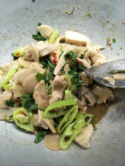กระเพราไก่หน่อไม้ดอง