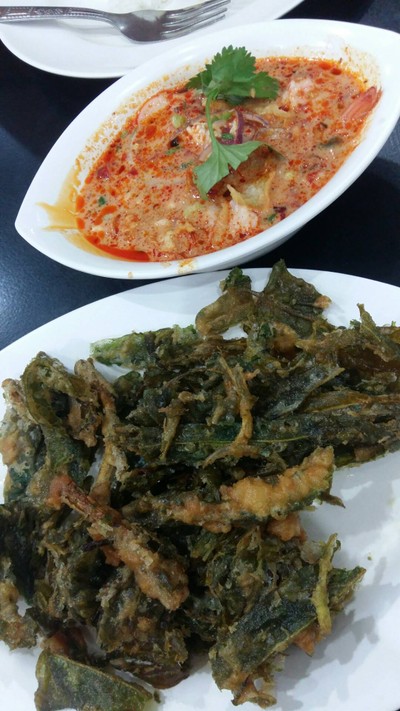 ยำผักบุ้งทอดกรอบ