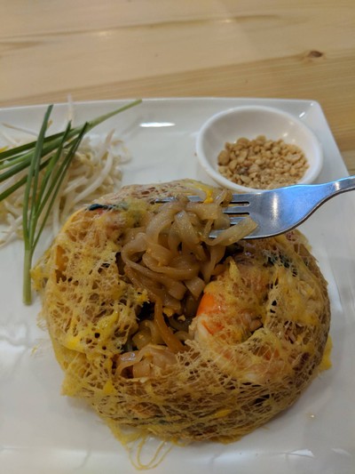 ผัดไทยกุ้งสดห่อไข่ คาเฟ่ ดี เฮาส์