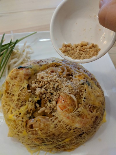 ผัดไทยกุ้งสดห่อไข่ คาเฟ่ ดี เฮาส์