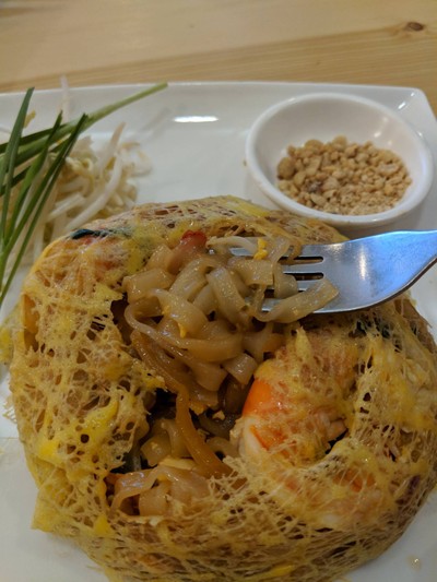 ผัดไทยกุ้งสดห่อไข่ คาเฟ่ ดี เฮาส์