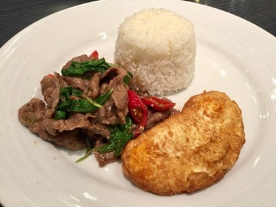 ข้าวผัดกระเพราเนื้อวากิวไข่กรอบ