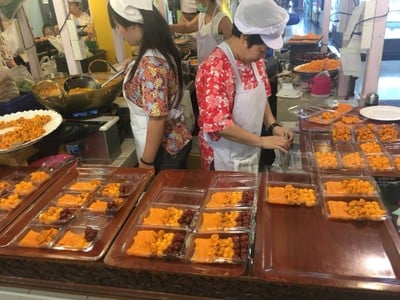 หน้าร้าน ขนมหวานแม่นิด