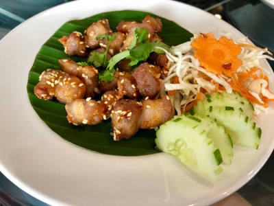 หมูสามชั้นทอดราดน้ำปลา