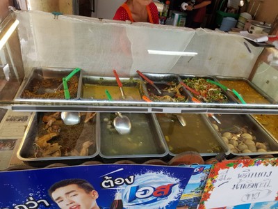 กับข้าวแกงใส่ถาดพร้อมตัก