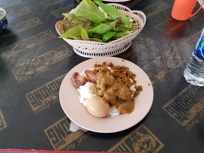 ข้าวราดคั้วกลิ้ง ไข่พะโล้