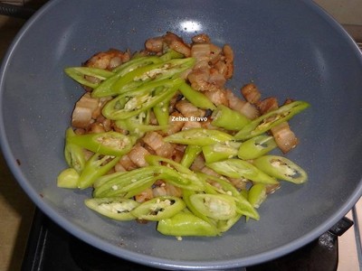 วิธีทำ หมูสามชั้นผัดพริกหยวก วิธีทำ หมูสามชั้นผัดพริกหยวก