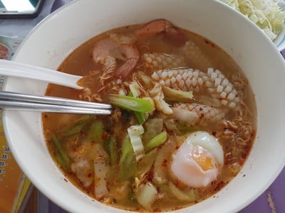 ฮัท มาม่าปากระเบิด สันติธรรม