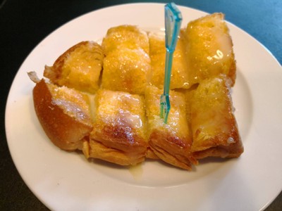 ขนมปังปิ้งเนยนมน้ำตาล