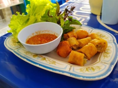 ปอเปี๊ยะทอดเสิร์ฟพร้อมผักสดและน้ำจิ้ม