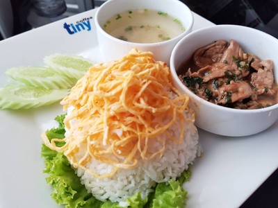 หมูผัดซีอิ๊วราดข้าวไข่ฝอย