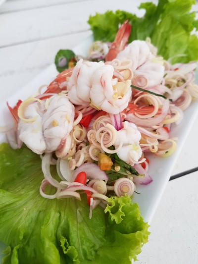 ยำกุ้งสมุนไพร