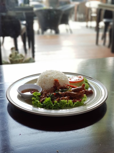 ข้าวกะเพราหมูย่าง