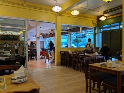 บรรยากาศ ใบเมี่ยง Cafe’ & Restaurant ม.ศิลปากร
