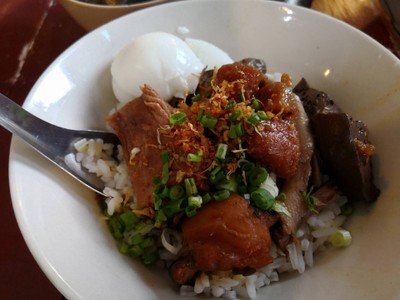 ข้าวต้มแห้งทุกอย่าง + ไข่ลวก