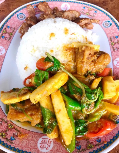 ข้าวเครื่องแกงปลากระพง+หมูทอด