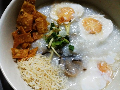 โจ๊กหมูไข่เค็มไข่ลวก