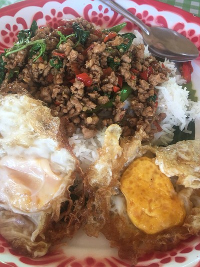 กระเพราหมูไข่ดาว 40 บาท