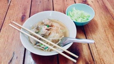 น่องไก่ ก๋วยเตี๋ยว