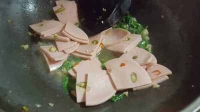 วิธีทำ โบโลน่าหมูผัดกะเพรา