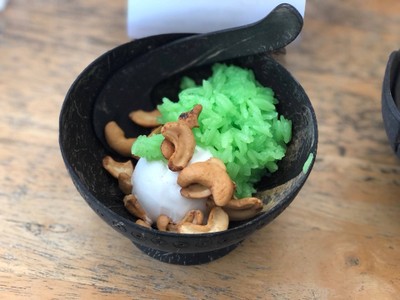 ไอศครีมกะทิท็อปปิ้งหลากหลาย