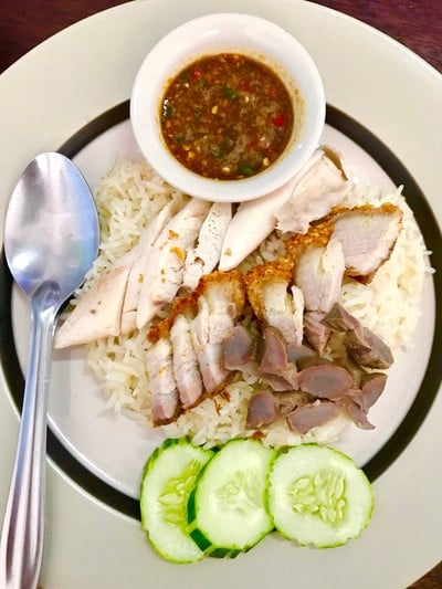 ข้าวมันไก่เนื้ออก+เครื่องใน+หมูกรอบ 40-