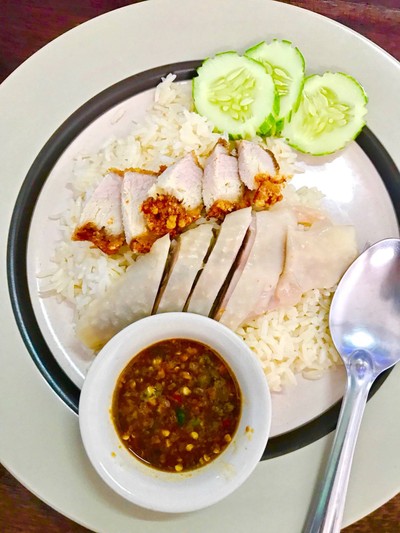 ข้าวมันไก่เนื้อน่อง+หมูกรอบ 40-