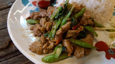 ข้าวราดกะเพราเนื้อ ร้านแวะเลย