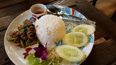 ข้าวราดกะเพราเนื้อ ร้านแวะเลย