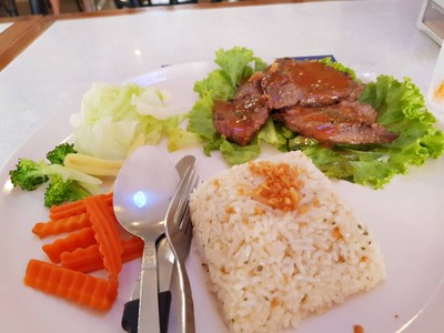 สเต๊กเนื้อ ข้าวกระเทียม
