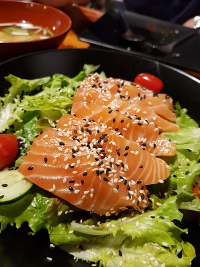 สลัดแซลมอนดิบ