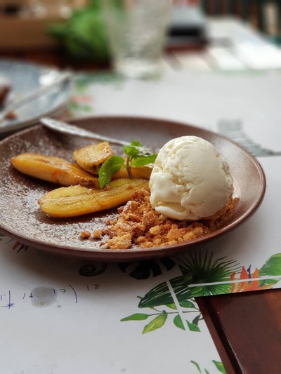 Blue Parrot  by Revolucion โรงแรมฮอลิเดย์ อิน สีลม