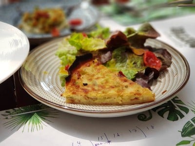 Blue Parrot  by Revolucion โรงแรมฮอลิเดย์ อิน สีลม