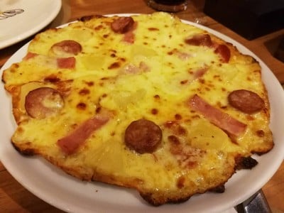 พิซซ่าแป้งบางกรอบหน้าอโลฮ่าเพิ่มชีส