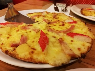 พิซซ่าแป้งบางกรอบหน้าแฮมปูอัด