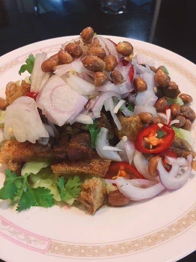 ยำหมูกรอบ