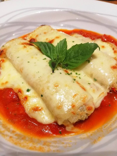 พาสต้าหลอดใหญ่สอดไส้ครีมเนื้อปู ราคา 320 บาท++