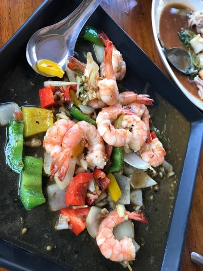 ให้กุ้งเยอะมากๆ เป็นสิบตัว สดๆ จานร้อนกว่าบาท 