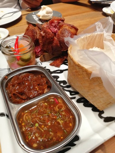 ขาหมูหมักสมุนไพรไทยทอดกรอบ ราคา 720 บาท++