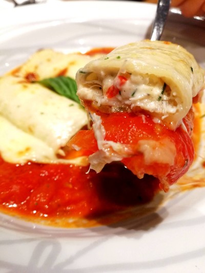 พาสต้าหลอดใหญ่สอดไส้ครีมเนื้อปู ราคา 320 บาท++