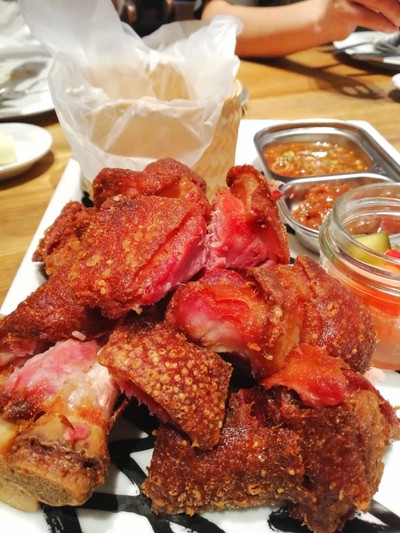 ขาหมูหมักสมุนไพรไทยทอดกรอบ ราคา 720 บาท++