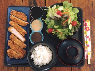 ชุดข้าวญี่ปุ่น มีหมูทอด อกไก่ทอด และปลาทอด แซลมอนโคโรเกะ สลัดผักสดๆ