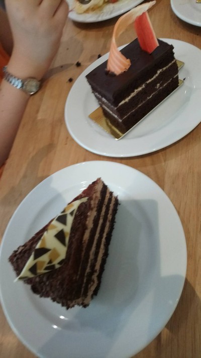 ช็อคโกแลตฟัดจ์และ Dark Chocolate Cake